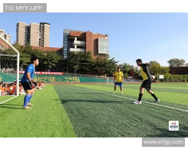 在操场上拍照记录足球瞬间的青春与激情