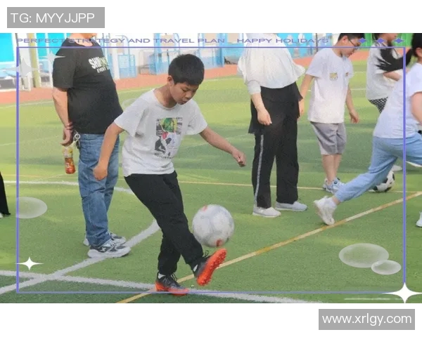 家庭足球图画中的温馨瞬间与亲子互动的乐趣探索